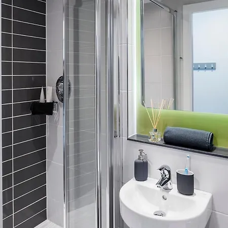 Apartament Zeni Apartments, Point Campus, 5 Bed Apartment In The Vibrant Docklands