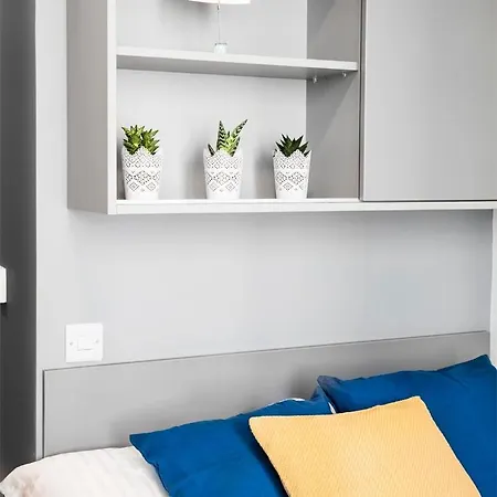 Zeni Apartments, Point Campus, 5 Bed Apartment In The Vibrant Docklands