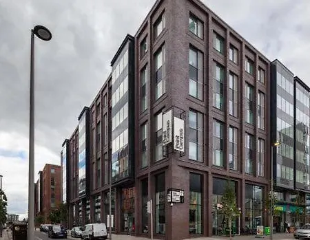 Apartamento Zeni Apartments, Point Campus, 5 Bed Apartment In The Vibrant Docklands *
